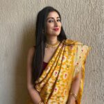 Gungun Uprari Instagram - Clothes are like a good story - they should make you feel something ❤️ Wearing a piece of age old culture and stories weaved into a saree, a beautiful piece from @chinayabanaras ! 💕 The texture and the colours are so beautiful that can make you feel like a queen. Jewellery set @tanishqjewellery #feelinggood #traditionalwear #weddingdress #sari #gold