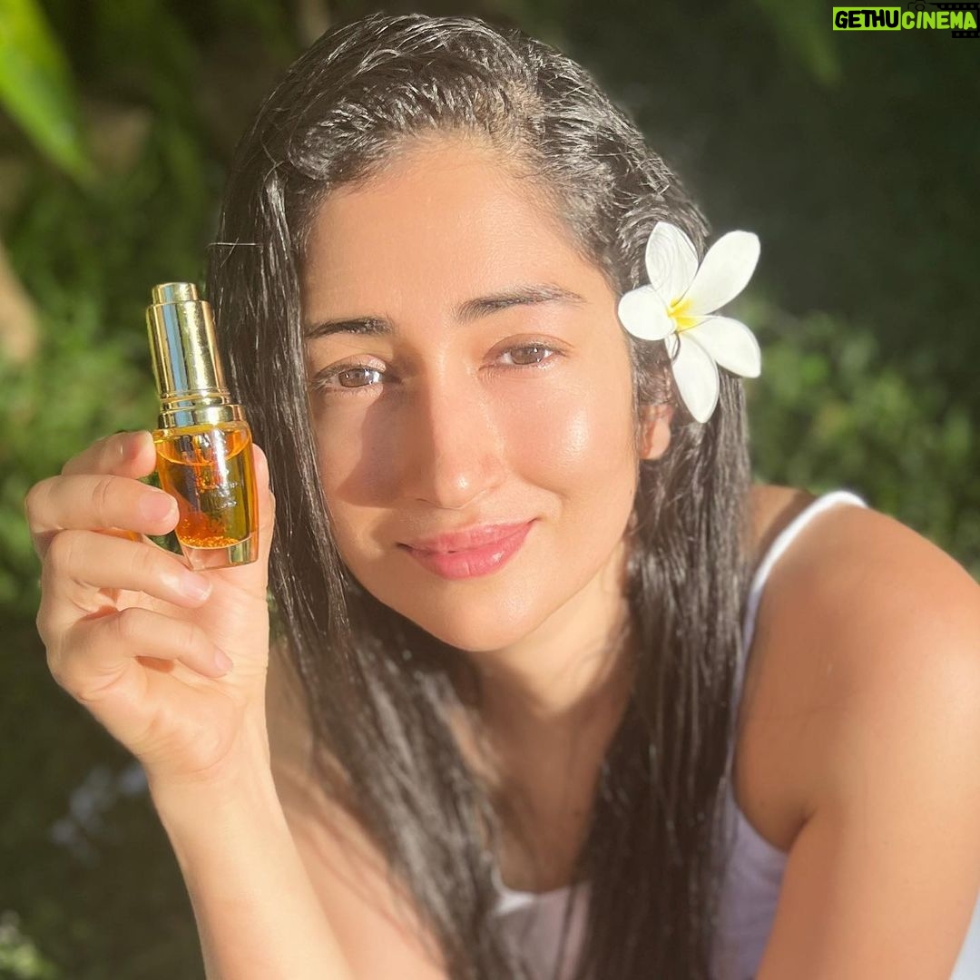 Gungun Uprari Instagram - This is the result after using @rasluxuryoils 24k gold oil for a month , I have become addicted to this product and recommending everyone ❤️ Must use product @rasluxuryoils A 2-in-1 skincare blend, Radiance Face Gel Serum, is infused with the goodness of skin-loving ingredients like Hyaluronic Acid, Manjishtha, 24K Gold, Marshmallow Flower Extract and over 15 active ingredients. It is an efficacious, ultra-lightweight formulation that delivers lasting hydration, repairs skin overnight, helps reduce pigmentation and protects against environmental aggressors for skin that radiates naturally from within 😊