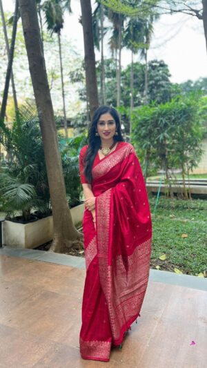 Gungun Uprari Instagram - My love for this timeless beauty is never-ending 🥻 

Indian textiles are filled with vibrancy and beauty, the colour, the texture and the stories that go behind every handmade product becomes a priceless piece of culture in your wardrobe. 

It has been a beautiful experience collaborating with 

@chinayabanaras 

and donning their beautiful pieces. I definitely recommend you check out their brand, they have sarees, lehengas, kurta sets for all occasions and events ☺️