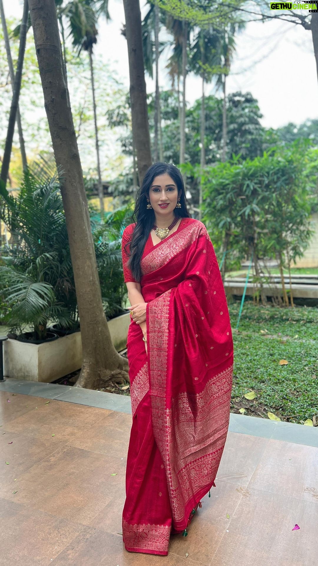 Gungun Uprari - 23.1K Likes - My love for this timeless beauty is never-ending 🥻
Indian textiles are filled with vibrancy and beauty, the colour, the texture and the stories that go behind every handmade product becomes a priceless piece of culture in your wardrobe.
It has been a beautiful experience collaborating with
@chinayabanaras
and donning their beautiful pieces. I definitely recommend you check out their brand, they have sarees, lehengas, kurta sets for all occasions and events ☺️