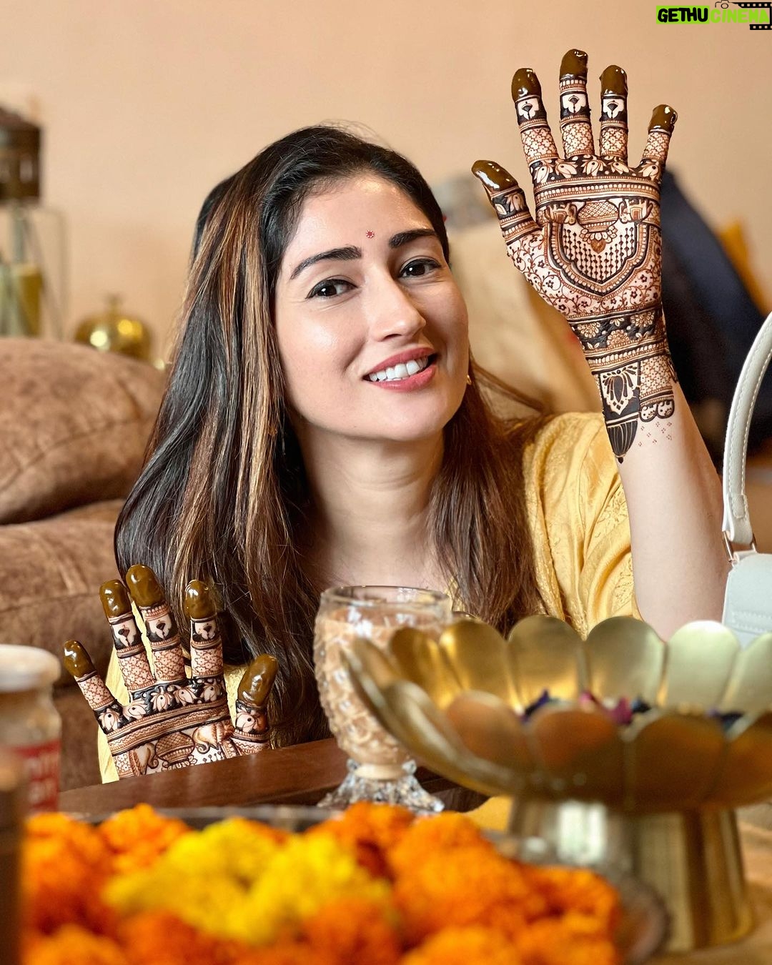 Gungun Uprari - 21.3K Likes - Getting ready for
Karwa Chauth❤️
“That night when wives become more interested in the moon than their husbands!”😂
.
Big thanks to @shruti_mehendi_artist
For such a beautiful Mehndi art 🤗