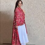 Gungun Uprari Instagram - लाल दुपट्टा 🧣 . . . . Heavy embroidered Duppatta from @dupattabazaar : . #indian #traditionalwear #duppatta