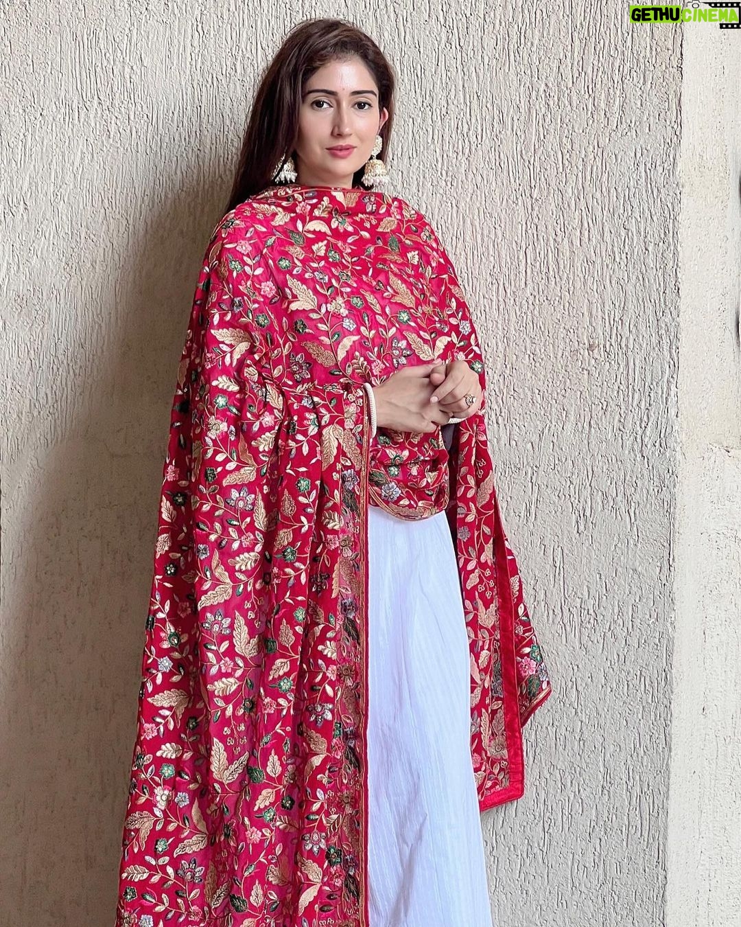Gungun Uprari Instagram - लाल दुपट्टा 🧣 . . . . Heavy embroidered Duppatta from @dupattabazaar : . #indian #traditionalwear #duppatta