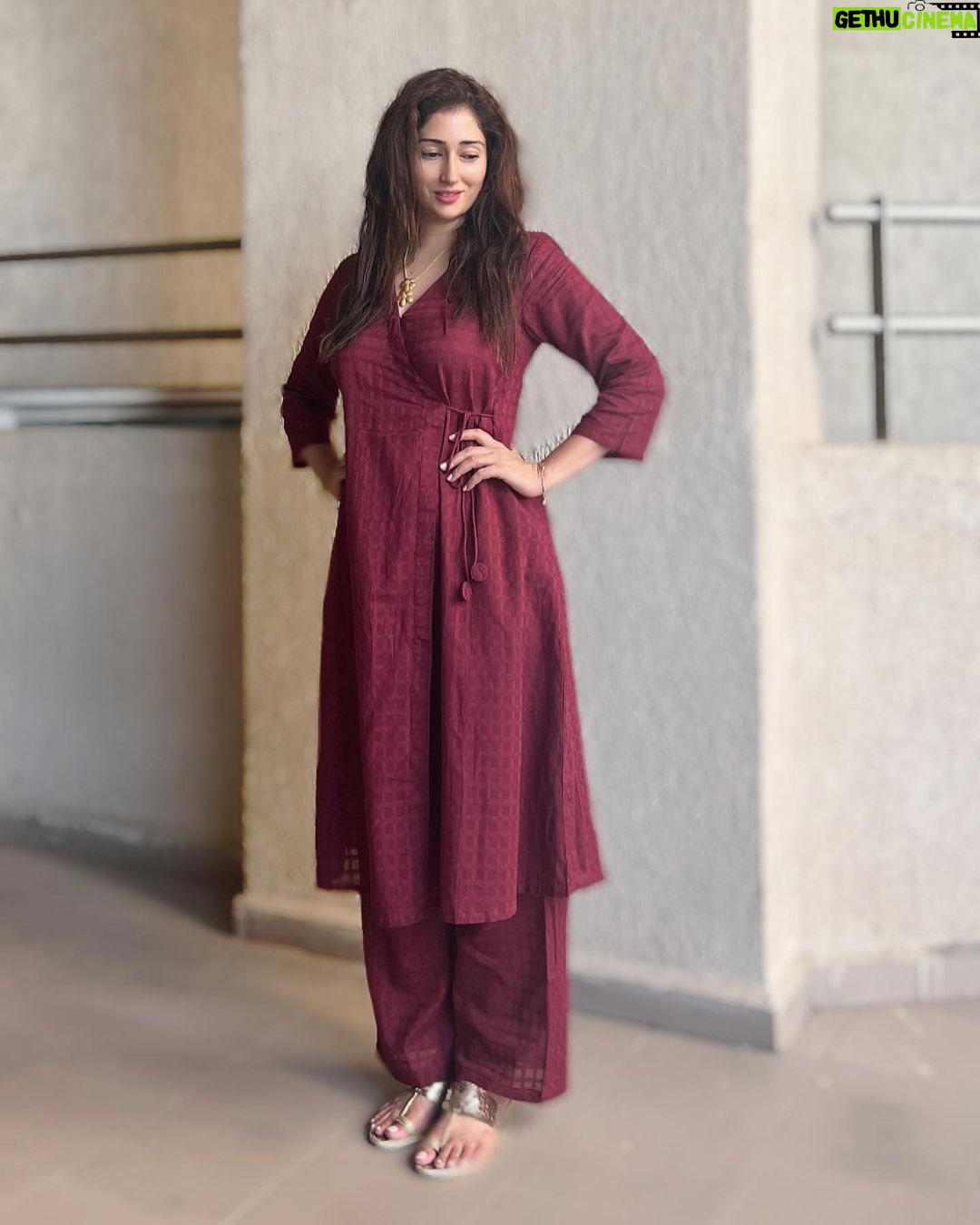 Gungun Uprari - 23.2K Likes - “I get up every morning and it’s going to be a great day. You never know when it’s going to be over, so I refuse to have a bad day.” ❤️
.
.
.
.
.
Dress @truebrowns 🌸
.
.
.
#happyweekend #dresses #comfort #cotton #truebrown #saturday
