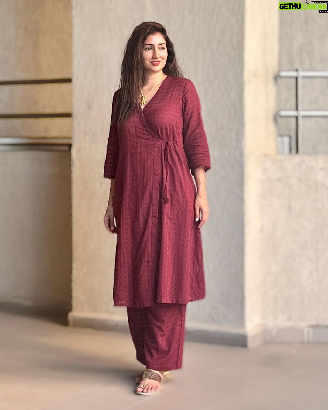 Gungun Uprari - 23.2K Likes - “I get up every morning and it’s going to be a great day. You never know when it’s going to be over, so I refuse to have a bad day.” ❤️
.
.
.
.
.
Dress @truebrowns 🌸
.
.
.
#happyweekend #dresses #comfort #cotton #truebrown #saturday