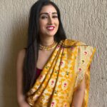 Gungun Uprari Instagram - Clothes are like a good story - they should make you feel something ❤️ Wearing a piece of age old culture and stories weaved into a saree, a beautiful piece from @chinayabanaras ! 💕 The texture and the colours are so beautiful that can make you feel like a queen. Jewellery set @tanishqjewellery #feelinggood #traditionalwear #weddingdress #sari #gold