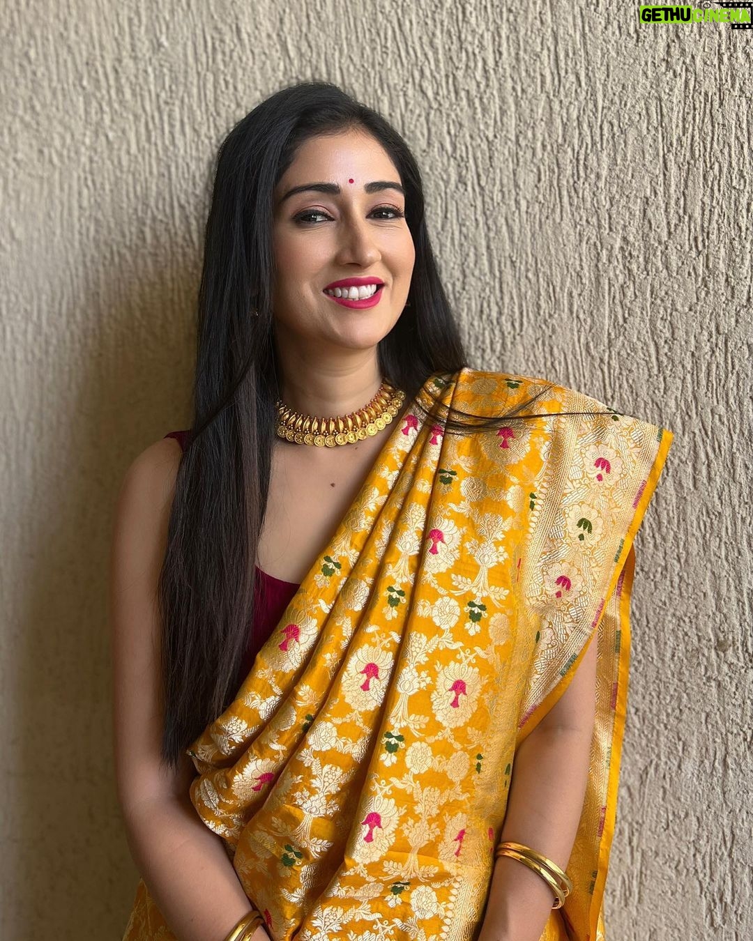 Gungun Uprari Instagram - Clothes are like a good story - they should make you feel something β€οΈ Wearing a piece of age old culture and stories weaved into a saree, a beautiful piece from @chinayabanaras ! π The texture and the colours are so beautiful that can make you feel like a queen. Jewellery set @tanishqjewellery #feelinggood #traditionalwear #weddingdress #sari #gold