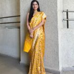 Gungun Uprari Instagram - Clothes are like a good story - they should make you feel something ❤️ Wearing a piece of age old culture and stories weaved into a saree, a beautiful piece from @chinayabanaras ! 💕 The texture and the colours are so beautiful that can make you feel like a queen. Jewellery set @tanishqjewellery #feelinggood #traditionalwear #weddingdress #sari #gold