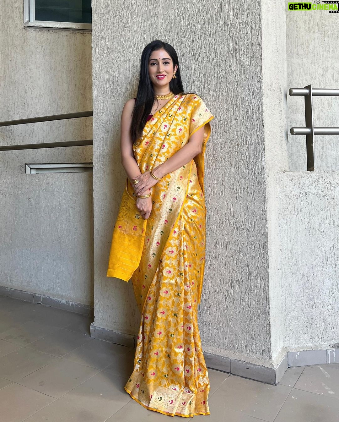 Gungun Uprari Instagram - Clothes are like a good story - they should make you feel something β€οΈ Wearing a piece of age old culture and stories weaved into a saree, a beautiful piece from @chinayabanaras ! π The texture and the colours are so beautiful that can make you feel like a queen. Jewellery set @tanishqjewellery #feelinggood #traditionalwear #weddingdress #sari #gold