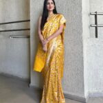 Gungun Uprari Instagram - Clothes are like a good story - they should make you feel something ❤️ Wearing a piece of age old culture and stories weaved into a saree, a beautiful piece from @chinayabanaras ! 💕 The texture and the colours are so beautiful that can make you feel like a queen. Jewellery set @tanishqjewellery #feelinggood #traditionalwear #weddingdress #sari #gold