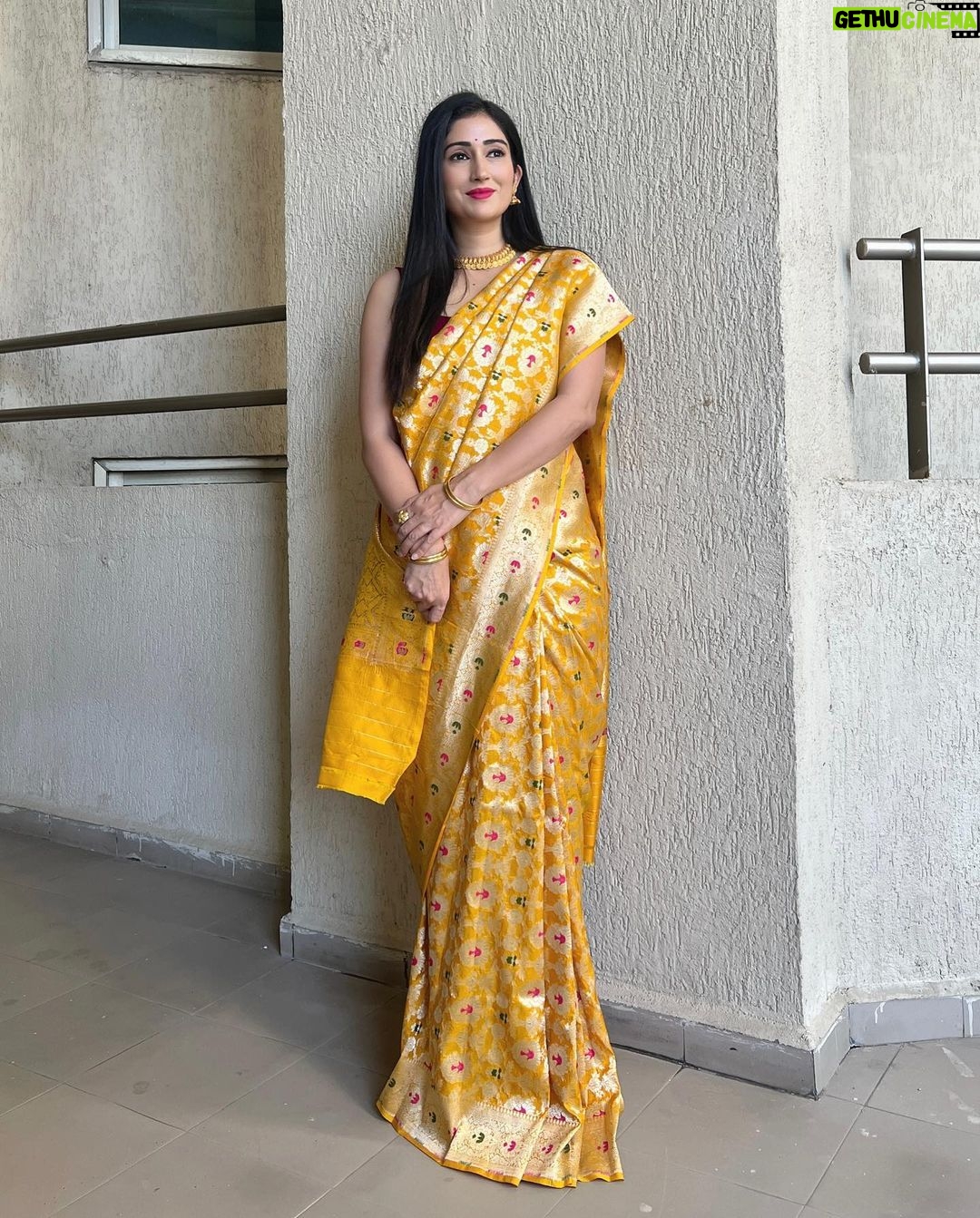 Gungun Uprari Instagram - Clothes are like a good story - they should make you feel something β€οΈ Wearing a piece of age old culture and stories weaved into a saree, a beautiful piece from @chinayabanaras ! π The texture and the colours are so beautiful that can make you feel like a queen. Jewellery set @tanishqjewellery #feelinggood #traditionalwear #weddingdress #sari #gold