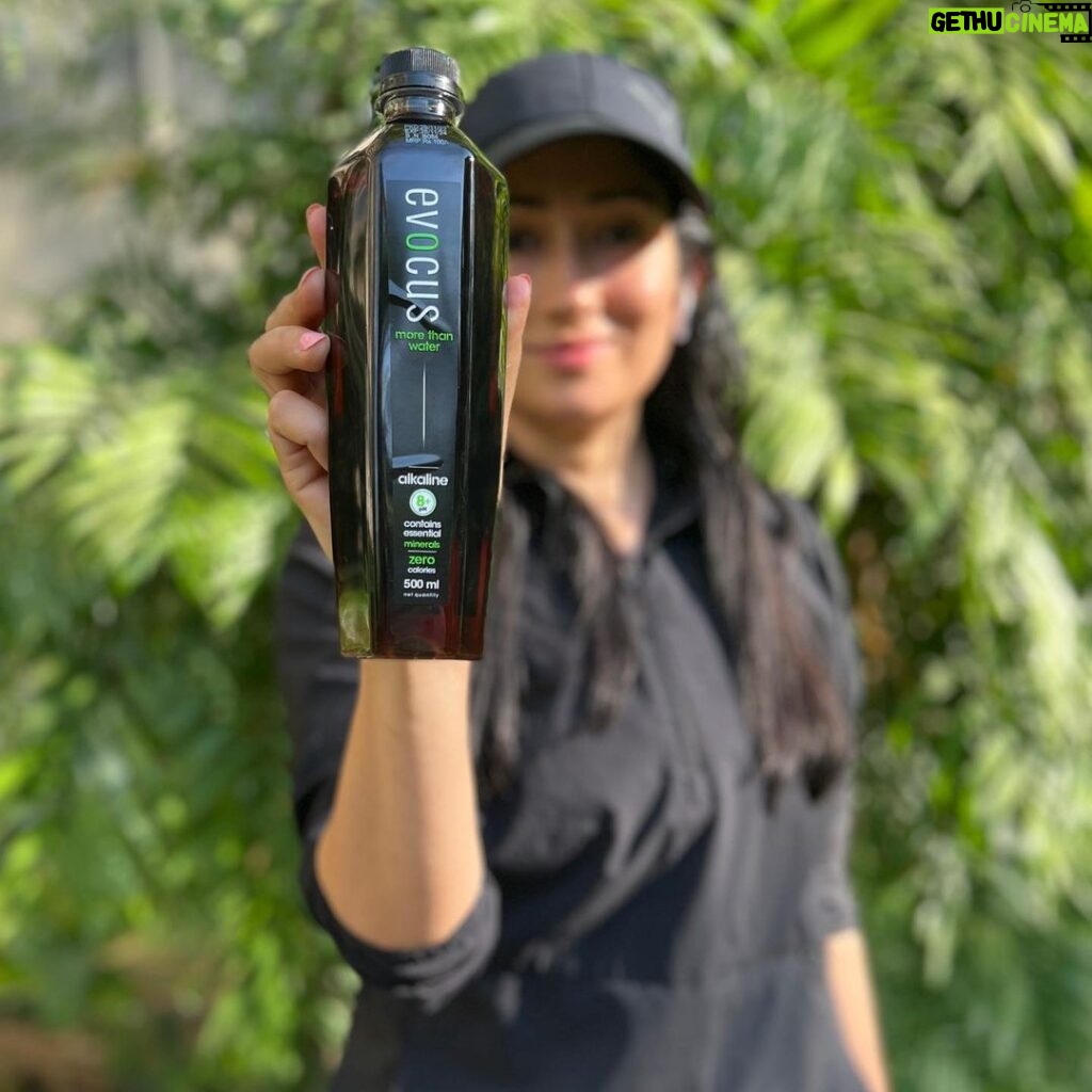 Gungun Uprari Instagram - “Today is your day to start fresh, to eat right, to train hard, to live healthy, to be proud.” – Bonnie Pfiester Starting my day with Alkaline drink @evocus_water Infused with essential minerals with a high pH of 8+ #evocus #evocusdaily #hydrationpartner #daily #fitness