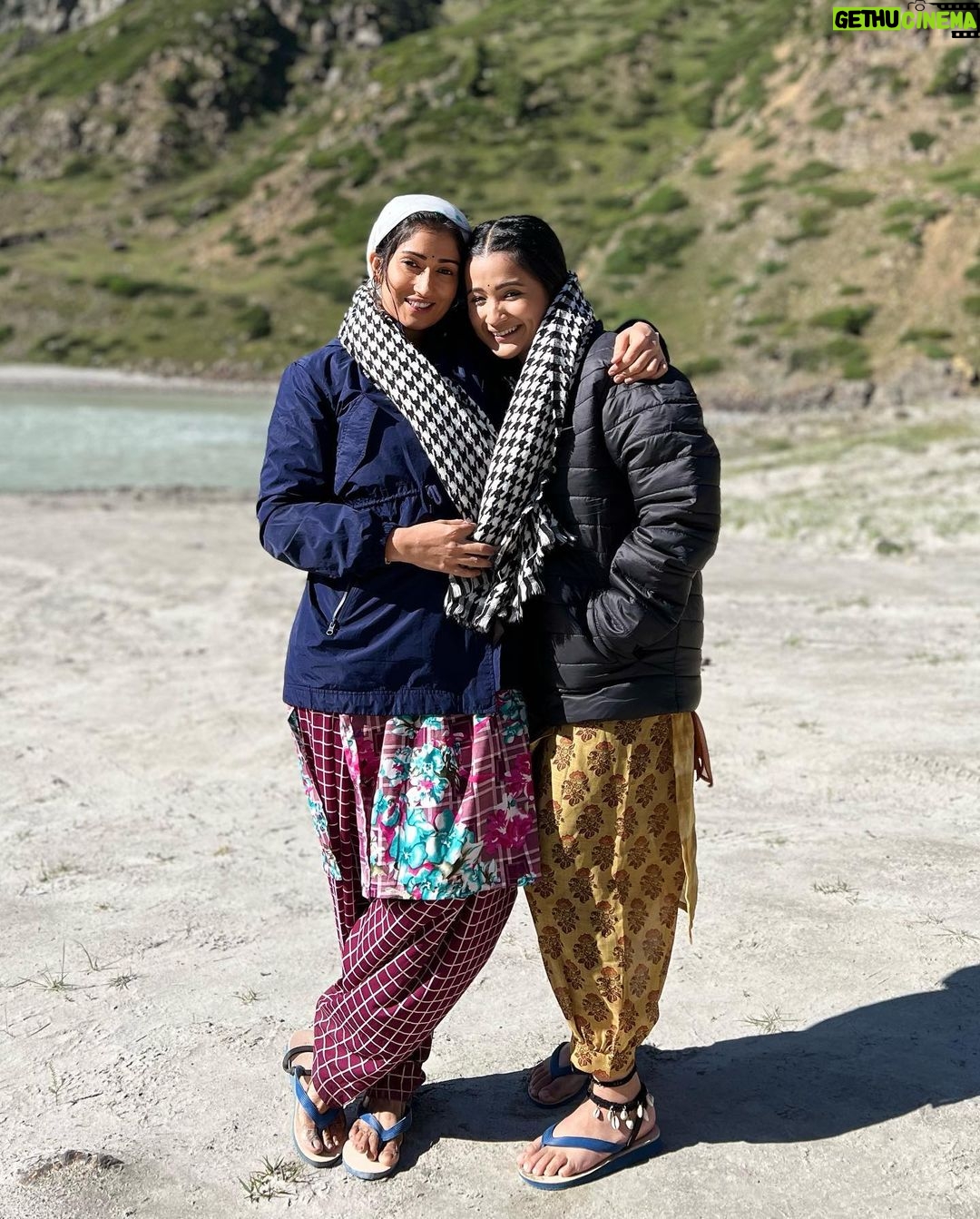 Gungun Uprari Instagram - Rajjo & Manno 💕 Mother daughter bonding 🤗 From the set of #udtikanaamrajjo . . . . . @celesti.bairagey @muktadhond @starplus Watch us from 22 August @7pm only on star plus 🤗 Sissu, Himachal Pradesh