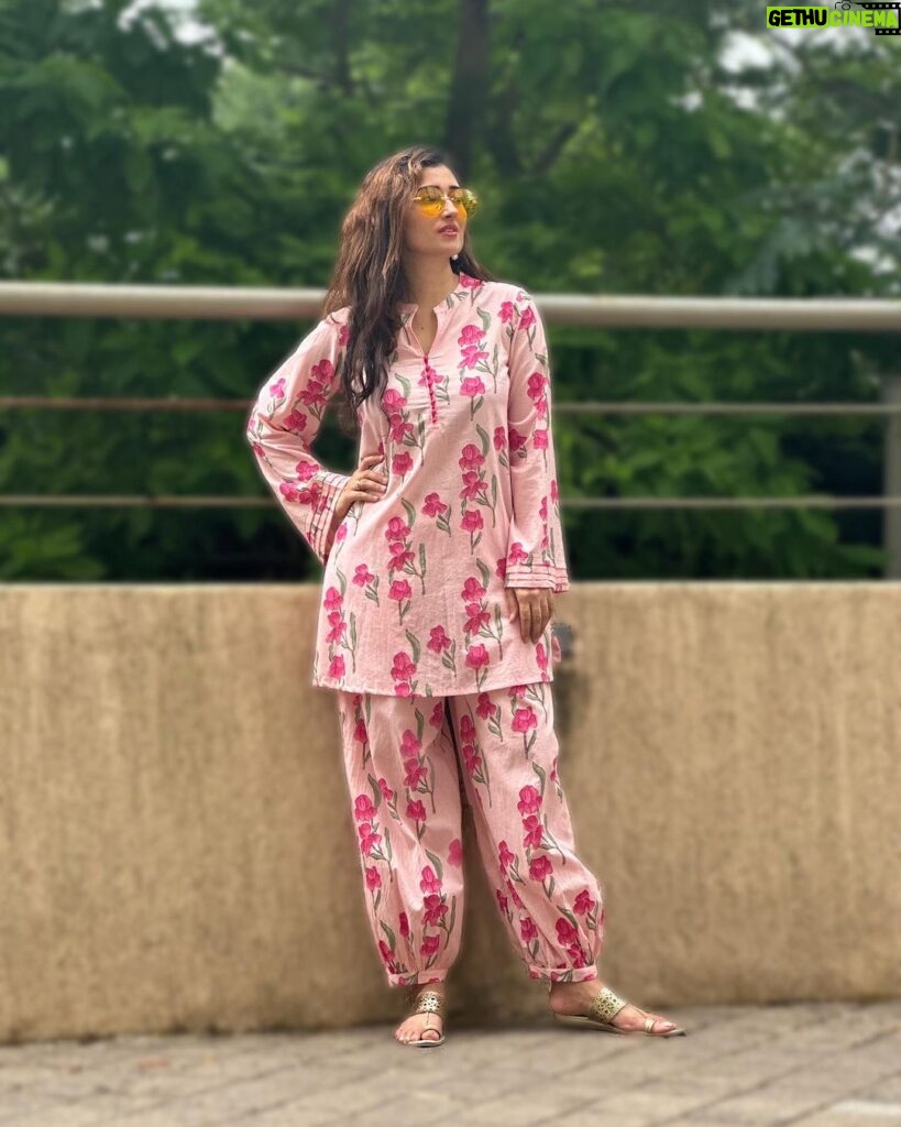 Gungun Uprari Instagram - What you wear is how you present yourself to the world . . . Fashion is instant language.” – Miuccia Prada. . . . Today in a cool and comfortable mode With Floral co- ord sets from @tara_c_tara 🌸 . . Bag @maisonvalentino . . #pink #barbie