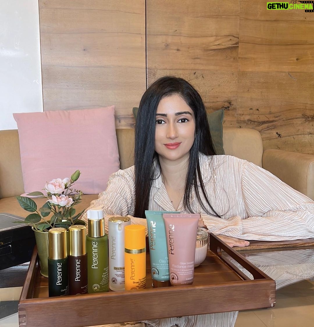 Gungun Uprari Instagram - #ख़ूबसूरती Lounge wear @semyabyshivani 🌸 My daily glow owes to Clean beauty skincare from @perennecosmetics . . I believe one should invest wisely in skincare so I recommend Clean beauty . I trust Perenne for high quality natural products. I daily use perenne Clarifying facewash toner moisturizing gel glow booster serum and sunscreen. Perenne sunscreen is my best buddy even when I am home or going out. I do use perenne scrub and mask with AHA BHA and Niacinamide twice a week. This antioxidant rich rang takes care of my all skin probs and keeps dullness at bay. My skin keeps glowing and shining with Perenne. #beautyblogger #beauty #makeup #skincare #makeupartist #blogger #mua #makeupaddict #beautyblog #makeuplover #instabeauty #fashion #fashionblogger #skincareroutine #cosmetics #beautytips #makeupjunkie #makeuptutorial #instamakeup #makeupblogger #wakeupandmakeup #beautyinfluencer #makeupoftheday #love #hudabeauty #instagood #beautybloggers #motd #beautiful