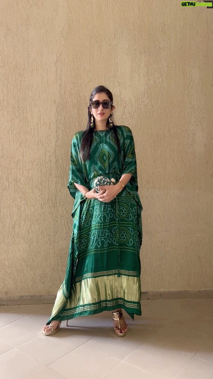 Gungun Uprari Instagram - हमपर ये किसने हरा रंग डाला 🦚 . . . . . . . . . . . . Kaftan from @dresimpress Clutch @the__garb 👠 @regalshoes.in . . . . . . . . . . #style #fashion #love #instagood #like #follow #photooftheday #photography #beautiful #instagram #model #art #picoftheday #beauty #smile #happy #instadaily #photo #me #cute #girl #ootd #bhfyp #followme #myself #likeforlikes #life #nature #moda #fashionblogger