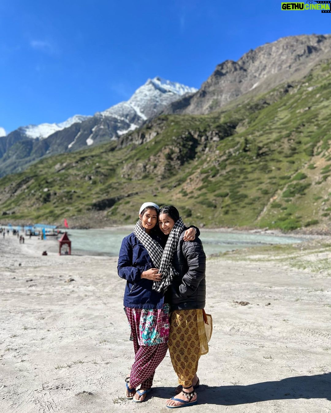 Gungun Uprari Instagram - Rajjo & Manno 💕 Mother daughter bonding 🤗 From the set of #udtikanaamrajjo . . . . . @celesti.bairagey @muktadhond @starplus Watch us from 22 August @7pm only on star plus 🤗 Sissu, Himachal Pradesh