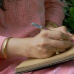 Gungun Uprari Instagram - Go to www.ondesk.in and buy UB157 using promo code *GUNUBEYE* to get FLAT 10% discount. Uni Ball-UB 157 writing is just another way of making a memory and colours of the pen as a book mark to life cycle . Uniball- UB 157 smooth , with no dragging or scratching roller- pen with different colours. Let’s experience the joy of using UB-157 with Gungun Uprari as it takes her down the memory lane. UB 157 is now available in exciting range of ink colours (blue, black, red, green, orange, pink, violet, L blue, L green, Wine red). UB 157 is water resistant and long lasting which gives a smooth writing experience. #influencer #creative #gungun #artistsoninstagram #draw #artwork #picture #penart #beautiful #signature #writing #illustration #colour #uniball #uniballindia #uniballeye #typenahiwritekaro #inkcolor #UB157 #uniballeye157 #157