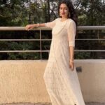 Gungun Uprari Instagram - चाँदी जैसा रंग है तेरा सोने जैसे बाल इक तू ही धनवान है गोरी बाकी सब कंगाल 💕 वस्त्र। @vastrabymilonee 🦶 @zara #suit #dress #mumbai #gungunuprari #actor #influencer #designerkurti #kurtidesigns #partywearkurti #stylishkurti #kurtineckdesign #casualwearkurtis #westerndress #westernwearkurti #kurtiwithjeans #longkurti