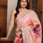 Gungun Uprari Instagram - Saree is an endless fashion which refuses to retire 💕 . . . . . Beautiful sari from @tyaarindia 🤗 Jewellery @tanishqjewellery #actor #trending #famous #beautiful #instagood #instagram #instagramreels #sareeinspiration #sareedraping #sareelove #sareelover #sareelove😍 #sareegram #redsaree #bluesaree #sareeindia #sareefashion