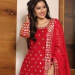 Gungun Uprari Instagram - "Nothing makes a woman more beautiful than the belief that she is beautiful.” ❤️ Dress @kreeva_lifestyles Makeup @shradha17_makeupartist 🎥 @photovideo_creator #beauty #love #beautiful #fashion #makeup #instagood #style #photography #model #photooftheday #like #instagram #art #follow #skincare #cute #girl #nature #photo #picoftheday #happy #smile #bhfyp #life #me #selfie #hair #myself #makeupartist #bhfyp