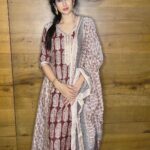 Gungun Uprari Instagram – नारी 💕

Very comfortable bagh maheshwari silk suit
From
@vermasheetaljoshi 

@gungunuprari 

.
.
.
.
.
.
.
.
.
.

#cottonsuits #cotton #fashion #suits #ethnicwear #indianwear #onlineshopping #punjabisuits #salwarsuits #salwarkameez #kurti #dressmaterial #designersuits #salwarsuit #cottonkurti #suit #kurtis #dressmaterials #dresses #indianfashion #actor #cottonsuit #embroidery #indiansuits #ethnic #india #partywear #dress #dupatta #trending