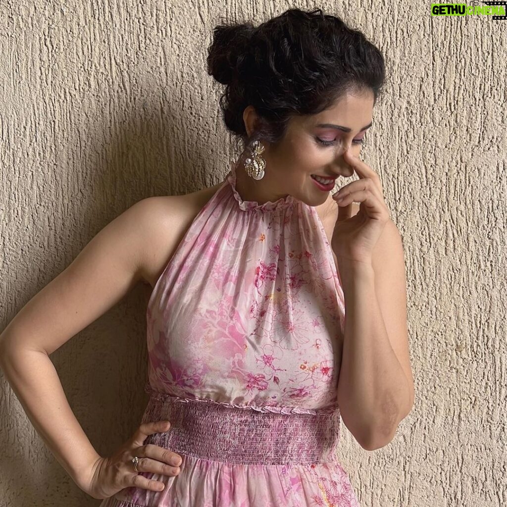 Gungun Uprari Instagram - “Anything is possible with sunshine and a little pink.” – Lilly Pulitzer My pink dress from @geishadesigns @geishadesignsresort Beautiful pearl earrings @jokerandwitch #fashion #style #love #instagood #like #photography #beautiful #photooftheday #follow #instagram #picoftheday #model #bhfyp #art #beauty #instadaily #me #likeforlikes #smile #ootd #followme #moda #fashionblogger #happy #cute #instalike #myself #fashionstyle #photo #fashionista