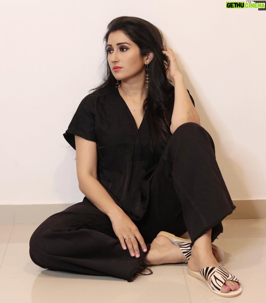 Gungun Uprari Instagram - Statement earrings are great for making a powerful impression ❤️ . . . . . Earrings @bakajewelry Footwear @anse.sandals #earrings #jewelry #jewellery #fashion #handmade #necklace #accessories #handmadejewelry #silver #earringsoftheday #gold #style #rings #bracelet #love #bracelets #ring #bangles #jewelrydesigner #smallbusiness #jewelryaddict #jewels #onlineshopping #indianjewellery #necklaces #earringsofinstagram #jhumkas #jewelrydesign #fashionjewelry #bhfyp