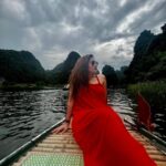 Gungun Uprari Instagram - “The world is a book and those who do not travel read only one page.” ❤️ @vandanalalwani777 . . . . #vietnam #vietnamtravel #travel #travelphotography #freinds #happiness 🌸