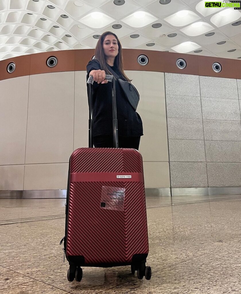 Gungun Uprari Instagram - Holiday time 😀 . . . Luggage @nasher_miles 💕