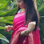 Gungun Uprari Instagram - तेरे हुस्न की क्या तारीफ़ करूँ तेरे हुस्न की तेरे हुस्न की क्या तारीफ़ करूँ कुछ कहते हुए भी डरता हूँ कहीं भूल से तू ना समझ बैठे की मैं तुझसे मोहब्बत करता हूँ ❤️ . . . . Sari @mysilklove 🌸