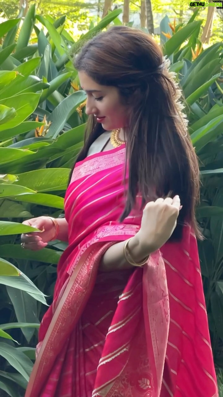 Gungun Uprari - 28.7K Likes - तेरे हुस्न की क्या तारीफ़ करूँ
तेरे हुस्न की
तेरे हुस्न की क्या तारीफ़ करूँ
कुछ कहते हुए भी डरता हूँ
कहीं भूल से तू ना समझ बैठे
की मैं तुझसे मोहब्बत करता हूँ ❤️
.
.
.
.
Sari @mysilklove 🌸