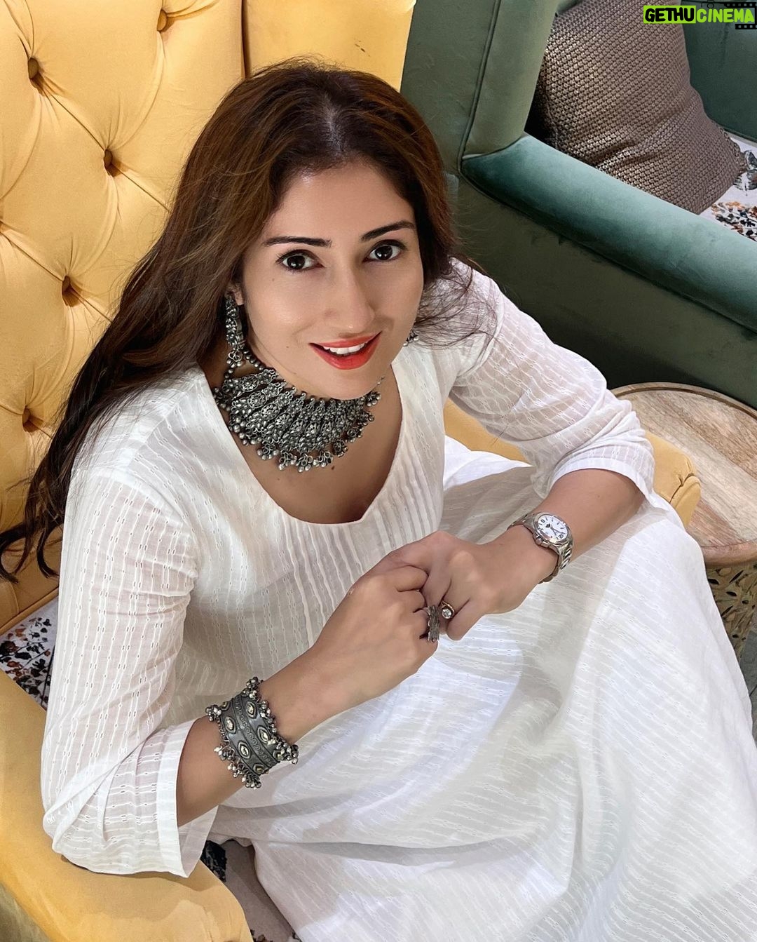 Gungun Uprari - 40.4K Likes - White gives
me energy, and yet makes me
relaxed and beautiful 🤩
Beautiful dress @truebrowns
Jewellery @teejhindia
.
.
Location @ten.mumbai ❤️
.
.
.
#pretty #beauty #trending #style #fashion