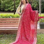 Gungun Uprari Instagram - Embracing the festival spirit ❤️ With very elegant & beautiful . . @dupattabazaar 💐 . #festivaloutfit #festivallook #diwali #bhaiduj