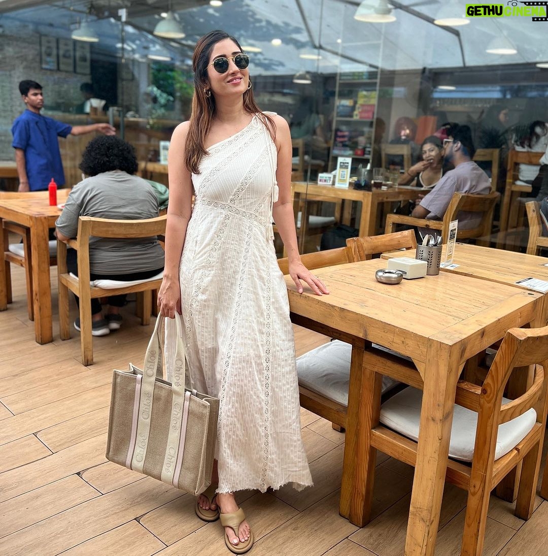 Gungun Uprari - 41.3K Likes - “Keep smiling, because life is a beautiful thing and there’s so much to smile about.” ❤️
@tearsneyes 🤗
#happyweekend #happyhalloween #winters #daywellspent #lunchdate #dost #friday