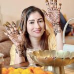 Gungun Uprari Instagram - Getting ready for Karwa Chauth❤️ “That night when wives become more interested in the moon than their husbands!”😂 . Big thanks to @shruti_mehendi_artist For such a beautiful Mehndi art 🤗