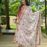 Gungun Uprari Instagram - Rocking my ethnicity! ❤️ . #rakshabandhan . . . Some of my favourite Duppatta’s From @dupattabazaar . . . #festival #festivetime #indian #traditional #duppatta #ethinicwear