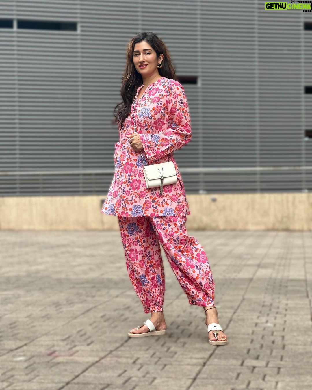 Gungun Uprari - 31.3K Likes - What you wear is how you present yourself to the world . . . Fashion is instant language.” – Miuccia Prada.
.
.
.
Today in a cool and comfortable mode
With
Floral co- ord sets from
@tara_c_tara 🌸
.
.
Bag @maisonvalentino
.
.
#pink #barbie