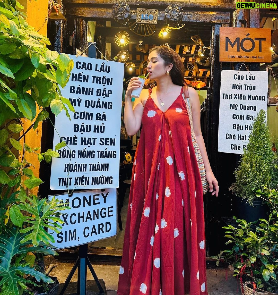 Gungun Uprari - 21.8K Likes - This evening is as brief as the twinkling of an eye yet such twinklings is what eternity is made of 🤩
Beautiful evening @oldtownhanoi #vietnam
@mothoian lotus tea 🪷 ☕️
Very comfortable & beautiful dress
@kharakapas 🌸
.
.
.
#evening #lights #lake #lanterns #calm #beautiful #bright .