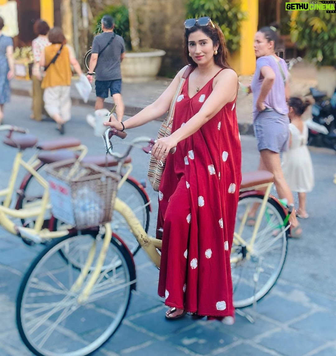 Gungun Uprari - 21.8K Likes - This evening is as brief as the twinkling of an eye yet such twinklings is what eternity is made of 🤩
Beautiful evening @oldtownhanoi #vietnam
@mothoian lotus tea 🪷 ☕️
Very comfortable & beautiful dress
@kharakapas 🌸
.
.
.
#evening #lights #lake #lanterns #calm #beautiful #bright .