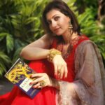 Hamsa Nandini Instagram - Karma is not what is happening to us, but it is how we respond to what is happening to us. Hence, according to Karma the only way to protect ourselves from future suffering is to stop suffering today! Good Karma can alter your future by simply performing the right actions in the present. Hence, in the end, you will be left with only one thought, i.e., You are fully capable of taking the reins of life in your hands. And just for this, 'Karma' by Sadhguru, is a must-read. Here is my weekend binge! 😇 . Outfit: @varuni_couture Assited by: @sushmitha_bommidi . #swanstories