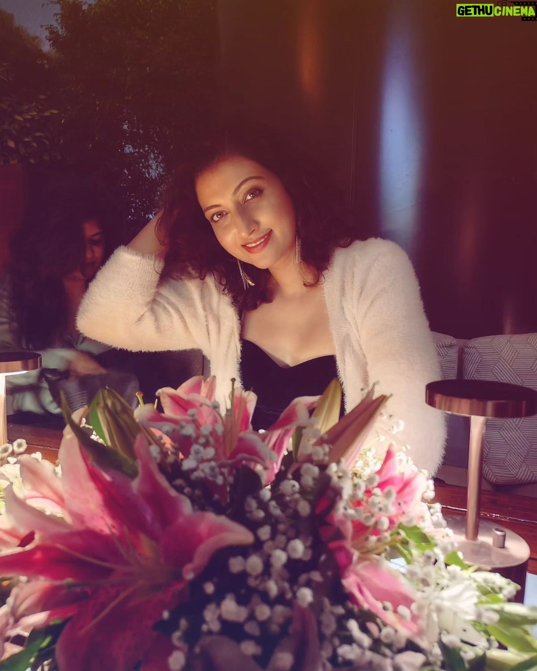 Hamsa Nandini Instagram - I wish you a blessed holiday season. May this Christmas bring you comfort, joy, peace and happiness to last though out the new year. Merry Christmas !🎁🥂🎄 . #swanstories