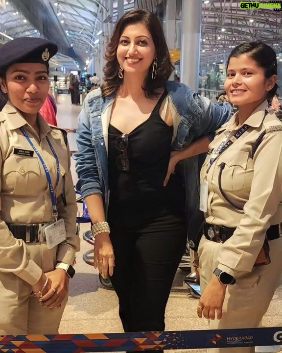 Hamsa Nandini Instagram - Love at first-flight! . #flightdelayed✈️ #swanstories Rajeev Gandhi International Airport