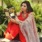 Hamsa Nandini Instagram - Karma is not what is happening to us, but it is how we respond to what is happening to us. Hence, according to Karma the only way to protect ourselves from future suffering is to stop suffering today! Good Karma can alter your future by simply performing the right actions in the present. Hence, in the end, you will be left with only one thought, i.e., You are fully capable of taking the reins of life in your hands. And just for this, 'Karma' by Sadhguru, is a must-read. Here is my weekend binge! 😇 . Outfit: @varuni_couture Assited by: @sushmitha_bommidi . #swanstories