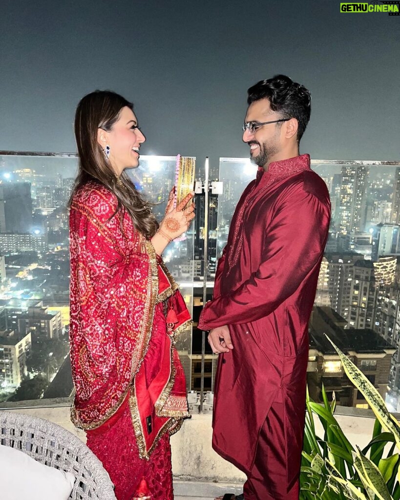 Hansika Motwani Instagram - This is so special in so many ways❤#happykarwachauth thank you for fasting with me baby . Love you