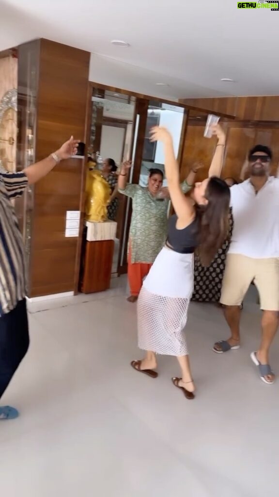 Hansika Motwani Instagram - Can you see how our family is obsessed with this song 😋😃