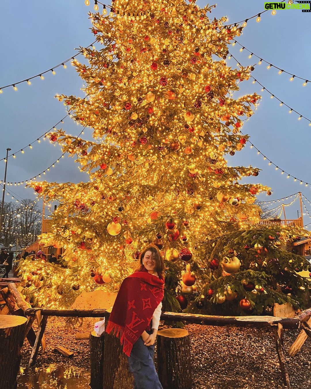 Hansika Motwani Instagram - 🎄Merry Christmas🎅🏻 & happy holidays ✨ Montreux, Switzerland