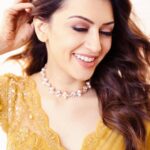 Hansika Motwani Instagram - Saree not sorry 🌻 • • Promotions ready • • @puchi.photography @awignaofficial @sankpalsavita @rupeshryadav @saigopalchikkala_cine_costumer #mynameishruthi #promotions