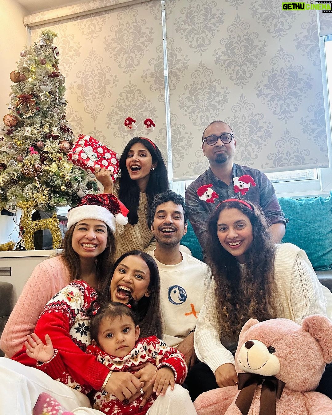 Harshita Gaur Instagram - Secret Santa 🎅🫠 🎄🎶 🎁 🎁 You wanna guess my secret wish ?