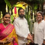 Hemangi Kavi Instagram - जेव्हा थेट ‘वर्षा’ वरून बोलावणं येतं! महाराष्ट्र राज्याचे माननीय मुख्यमंत्री श्री एकनाथजी शिंदेसाहेबांनी त्यांच्या घरच्या गणपतीच्या दर्शन आणि आशीर्वादासाठी आमंत्रित करून मान दिल्याबद्दल खरंच खुप खुप आभार. वर्षा बंगल्यात त्यांच्याबरोबर बाप्पाची केलेली आरती हा एक आल्हाददायक अनुभव होता जो कायम स्मरणात राहील! एवढंच नाही तर सौ. लताताईं, वृषाली वहिनी आणि त्यांची मंडळी अगदी घरच्यांप्रमाणे प्रेमाने आमच्या पाहुणचाराची विचारपूस करत होते. असं वाटलं जणू आपल्या जवळच्या नातेवाईकाकडेच सणाला आलो आहोत! कसलीच औपचारिक्ता नाही. आता Security reasons मुळे काही गोष्टी नाही share करू शकत पण बंगल्यात शिरताना मनात जी भीती किंवा दडपण होतं ते आत गेल्यानंतर एकदम नाहीसं झालं! @mangeshdesaiofficial तुझ्यामुळे हे शक्य झालं त्याबद्दल तुला अनेक धन्यवाद. यानिमित्ताने कित्येक वर्षांपासून कुतूहलाचा विषय असलेला आणि बाहेरून पाहत आलेलो ‘वर्षा’ आतून पाहण्याची ईच्छा पुर्ण झाली! खरं सांगायचं तर त्या वास्तूबद्दलचं असलेलं आकर्षण पुढच्या अर्ध्या तासात संपून त्यात राहणाऱ्या व्यक्तीवर केवढी मोठ्ठी जबाबदारी आहे या जाणिवेने आदर वाढायला लागतो! घरात गणपती आहेत म्हणून जरा निवांत असतील मुख्यमंत्री तर छे! पाहुण्यामंडळींमधून त्यांच्या नकळत वेळ काढून मध्ये मध्ये आत जाऊन कामकाज करणं, कसल्याशा Files वर त्यांच्या कर्मचाऱ्यांना सह्या देणं एकीकडे चालूच होतं. मी जरा दबकतच माझ्या ओळखीच्या व्यक्तीला विचारलं की… Continue in comment section.. #CM #महाराष्ट्र #माननीय #मुख्यमंत्री #maharashtra #Honorable #ChiefMinister #ShreeEknathjiShinde #श्रीएकनाथजीशिंदे @mieknathshinde @drshrikantshinde Varsha Bungalow, , Malabar Hill